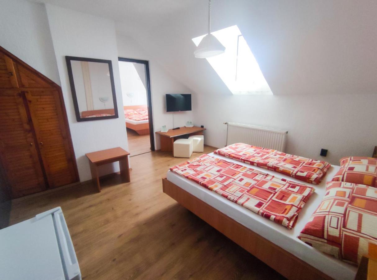 Hotel Viktoria Panzio Zamárdi Extérieur photo