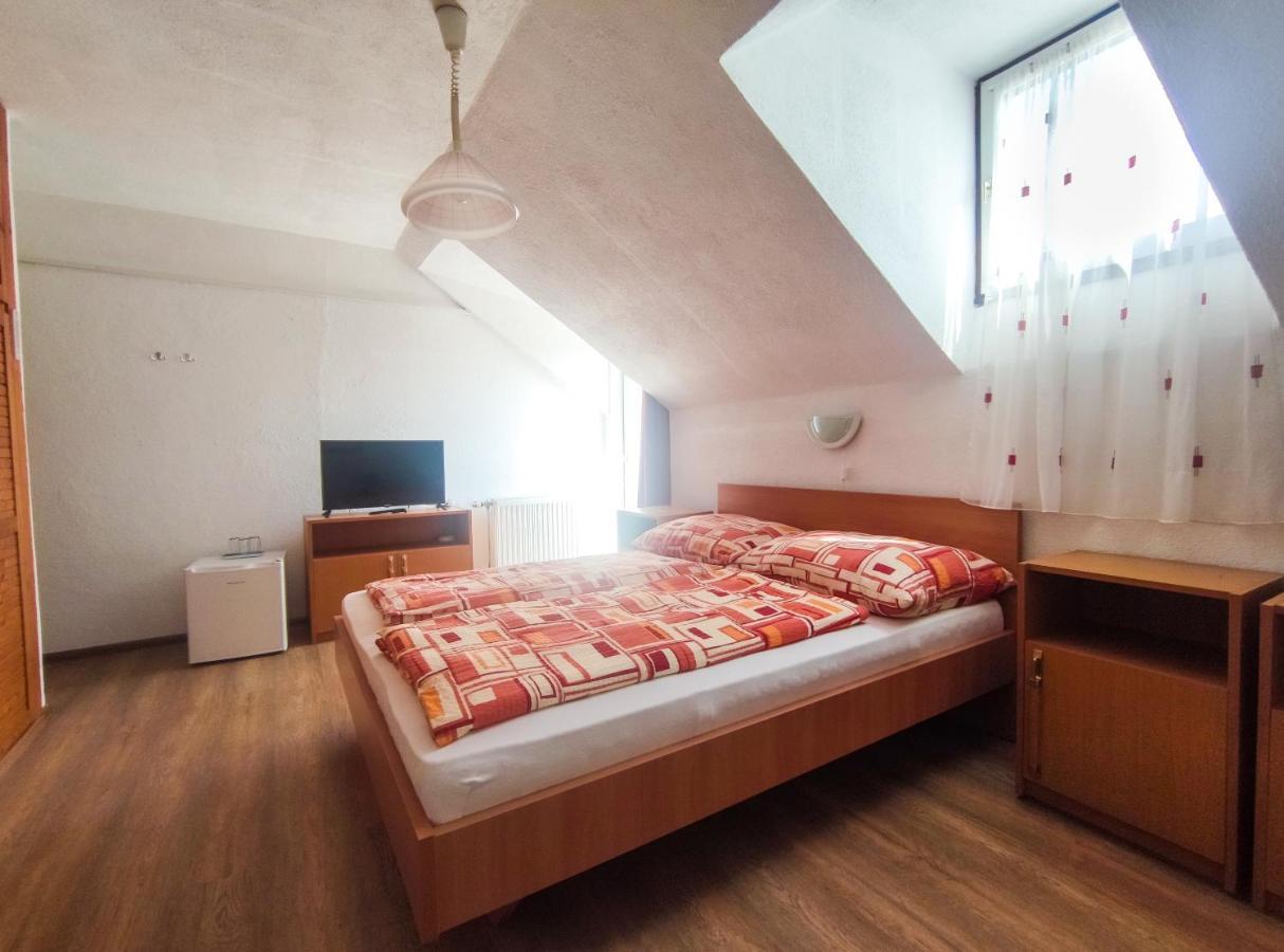 Hotel Viktoria Panzio Zamárdi Extérieur photo