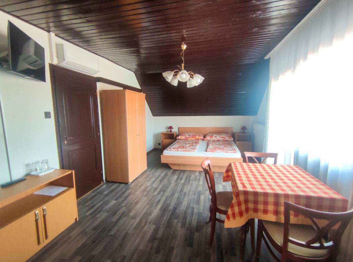 Hotel Viktoria Panzio Zamárdi Extérieur photo