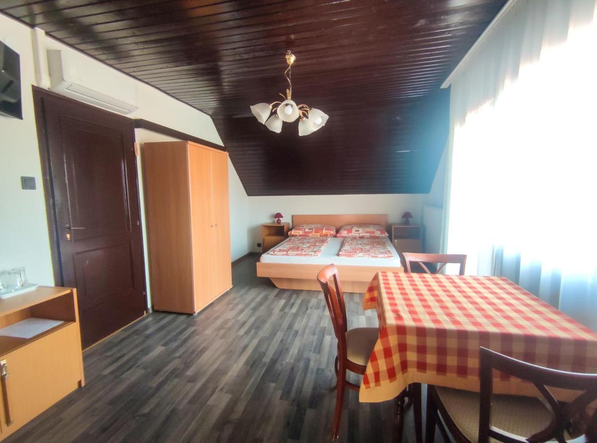 Hotel Viktoria Panzio Zamárdi Extérieur photo